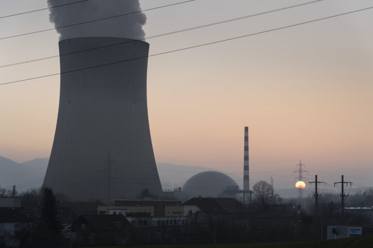 Dampf stroemt aus dem Kuehlturm des Kernkraftwerks Goesgen, aufgenommen beim Sonnenuntergang am Dienstag, 25. Januar 2022 in der Gemeinde Daeniken, Kanton Solothurn. (KEYSTONE/Gaetan Bally)