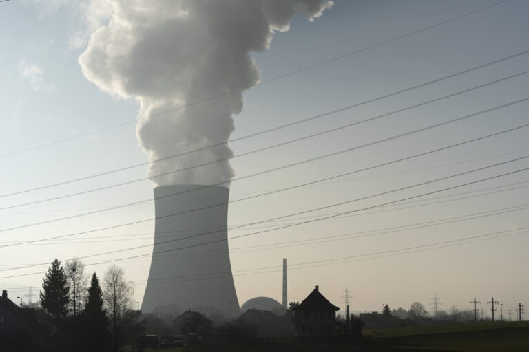 Dampf stroemt aus dem Kuehlturm des Kernkraftwerks Goesgen, aufgenommen am Dienstag, 25. Januar 2022 in der Gemeinde Daeniken, Kanton Solothurn. (KEYSTONE/Gaetan Bally)
