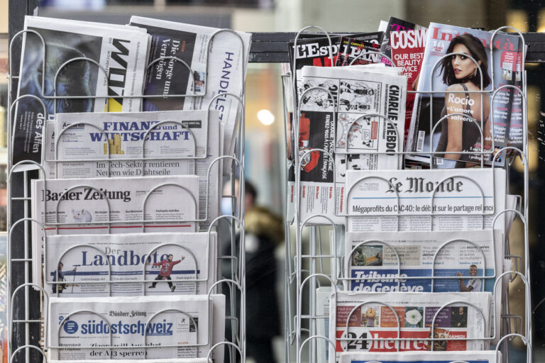 Ein Staender mit diversen Zeitungen und Zeitschriften, fotografiert am Dienstag, 1. Februar 2022 im Bahnhof Zuerich. Am 13. Februar wird die Schweizer Bevoelkerung in einer Volksabstimmung ueber das 