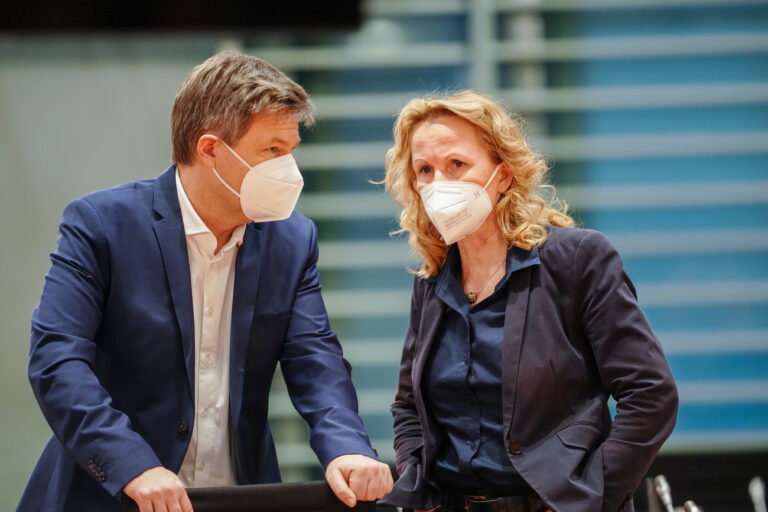 02 February 2022, Berlin: Robert Habeck (Bündnis 90/Die Grünen), Federal Minister for Economic Affairs and Climate Protection, and Steffi Lemke (Bündnis 90/Die Grünen), Federal Minister for the Environment, Nature Conservation, Nuclear Safety and Consumer Protection, attend the Federal Cabinet meeting at the Federal Chancellery. Photo: Kay Nietfeld/dpa-Pool/dpa (KEYSTONE/DPA/Kay Nietfeld)