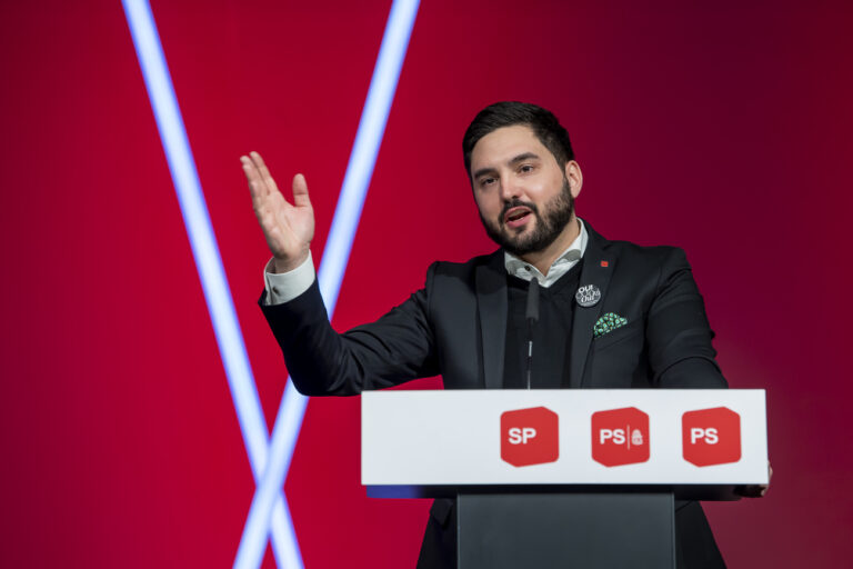 Cedric Wermuth, Co-president du PS Suisse, s'exprime, lors de l'assemblee du congres du Parti socialiste (PS) Suisse, ce samedi 5 fevrier 2022 a Palexpo Geneve. (KEYSTONE/Martial Trezzini)