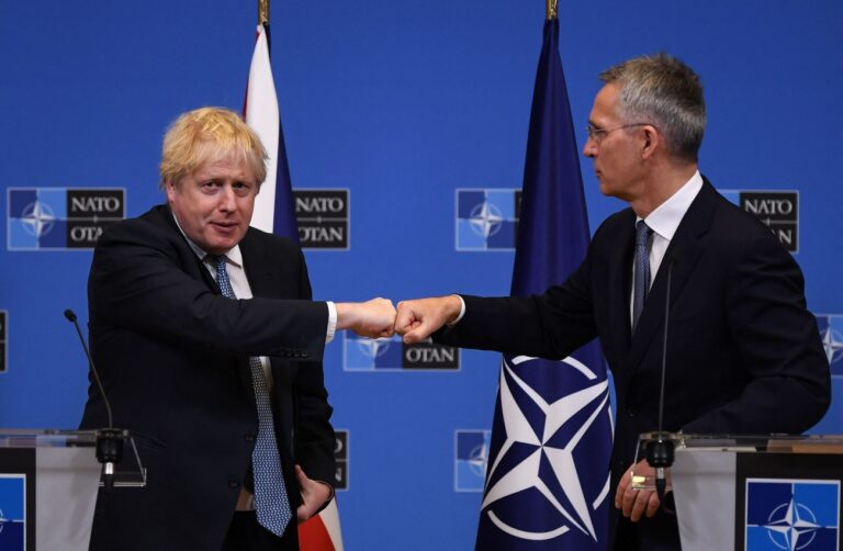 TOPSHOT - Britain's Prime Minister Boris Johnson (L) and NATO Secretary General Jens Stoltenberg (R) bump fist at the end of their joint press conference following a meeting at the NATO headquartes in Brussels, on February 10, 2022. (Photo by Daniel LEAL / POOL / AFP) (KEYSTONE/POOL/DANIEL LEAL)
