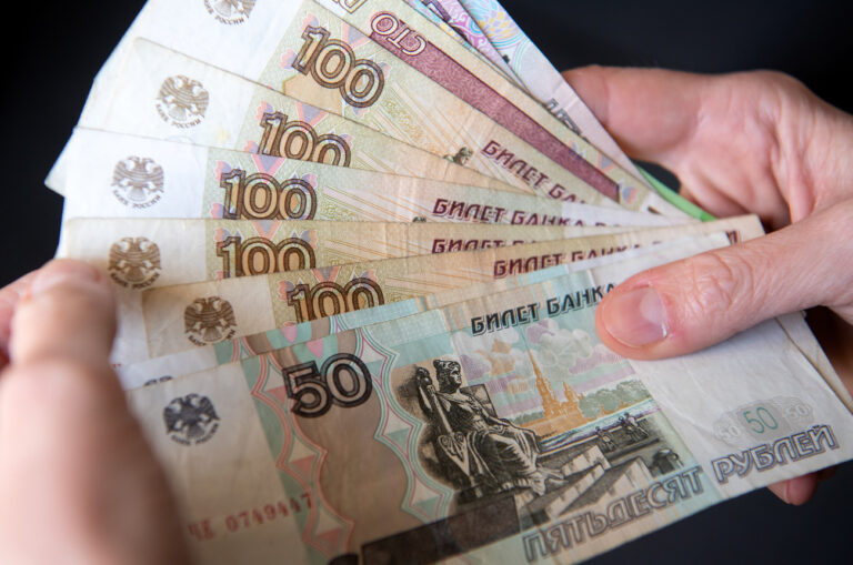 28.02.2022, Bayern, München: Ein Frau hält russische Rubel-Banknoten in den Händen. Die Europäische Union hat in der Nacht zum Montag ihre schwerwiegenden Sanktionen gegen die russische Zentralbank in Kraft gesetzt. Sie umfassen nach Angaben von EU-Kommissionspräsidentin von der Leyen ein Verbot von Transaktionen mit dem Finanzinstitut. Foto: Sven Hoppe/dpa +++ dpa-Bildfunk +++ (KEYSTONE/DPA/Sven Hoppe)