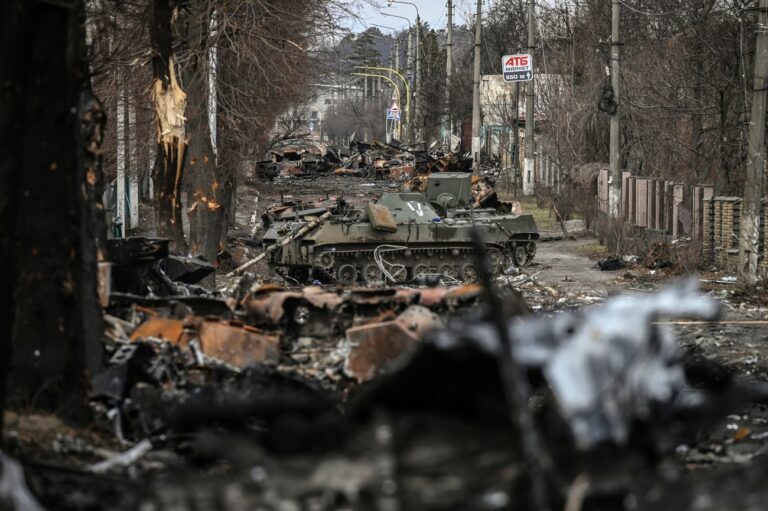 This general view shows destroyed Russian armored vehicles in the city of Bucha, west of Kyiv, on March 4, 2022. - The UN Human Rights Council on March 4, 2022, overwhelmingly voted to create a top-level investigation into violations committed following Russia's invasion of Ukraine. More than 1.2 million people have fled Ukraine into neighbouring countries since Russia launched its full-scale invasion on February 24, United Nations figures showed on March 4, 2022. (Photo by ARIS MESSINIS / AFP) (KEYSTONE/AFP/ARIS MESSINIS)