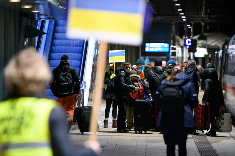 09.03.2022, Hamburg: Geflüchtete sind in der Nacht mit einem ICE am Hauptbahnhof angekommen und werden von Ehrenamtlichen mit Schildern in Empfang genommen. Aus der Ukraine sind seit Beginn des russischen Einmarschs sind laut UN mehr als zwei Millionen Menschen geflohen. Auch in Hamburg kommen immer mehr Menschen an, die versorgt werden müssen. Foto: Jonas Walzberg/dpa +++ dpa-Bildfunk +++ (KEYSTONE/DPA/Jonas Walzberg)