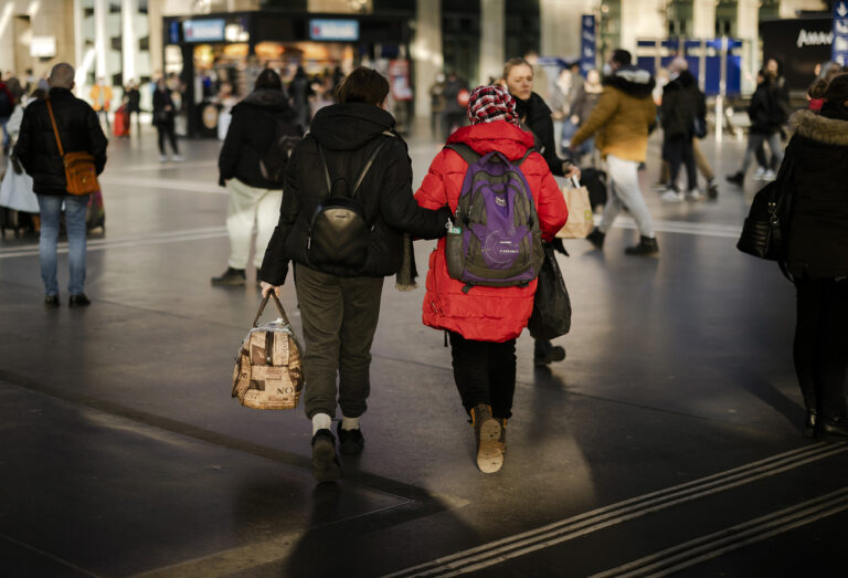 Two women from Ukraine make their way after arrival at Zurich's central station, following Russia's invasion of Ukraine, in Zurich, Switzerland on March 9, 2022. (KEYSTONE/Michael Buholzer)