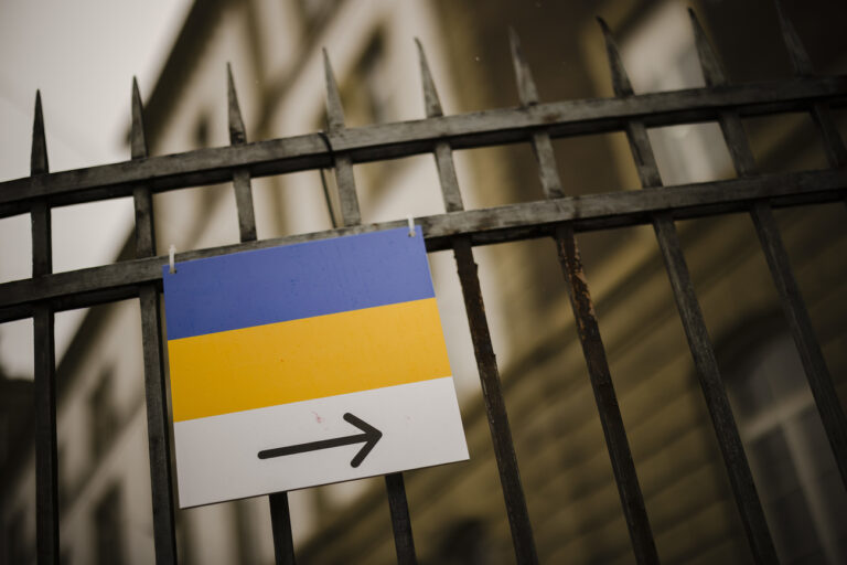 Ein Schild mit der Ukrainischen Flagge bei der Empfangsstelle fuer Fluechtlinge aus der Ukraine in der Alten Militaerkaserne Zuerich, am Dienstag, 15. Maerz 2022 in Zuerich. (KEYSTONE/Michael Buholzer)