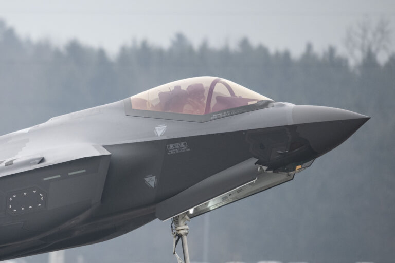 Ein F-35A Kampfflugzeug fuer die Schweizer Armee landet auf dem Militaerflugplatz Emmen, am Freitag, 18. Maerz 2022. (KEYSTONE/Ennio Leanza)
