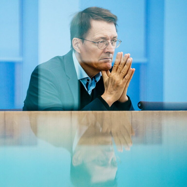 epa09848446 German Health Minister Karl Lauterbach looks on during the weekly press conference at the House of the Federal Press Conference (Bundespressekonferenz) in Berlin, Germany, 25 March 2022. The German health minister usually reports once a week to journalists of the Bundespressekonferenz association on the recent pandemic situation. EPA/CLEMENS BILAN