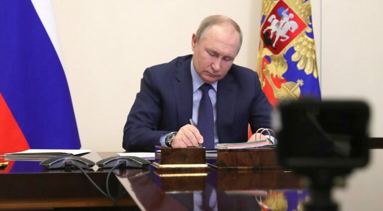 epa09848806 Russian President Vladimir Putin meets with the winners of the 2021 Presidential Prize for young cultural workers and with Presidential Prize winners in the field of literature and art for works for children and youth in 2021 via teleconference call, in Novo-Ogaryovo state residence outside Moscow, Russia, 25 March 2022. EPA/MIKHAIL KLIMENTYEV / KREMLIN / SPUTNIK / POOL MANDATORY CREDIT