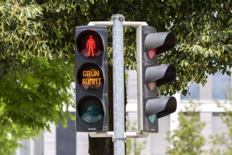 Verkehrsampel für Fußgeher (KEYSTONE/CHROMORANGE/Weingartner-Foto)