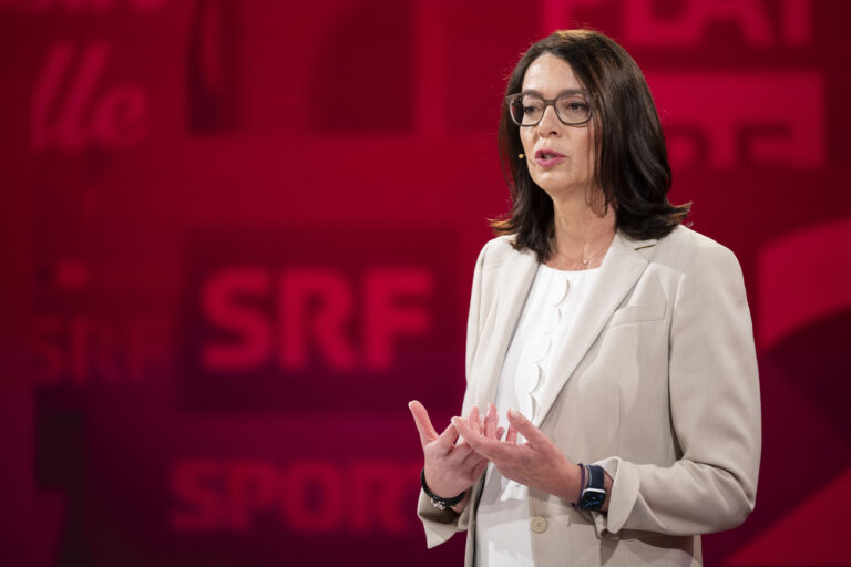 SRF-Direktorin Nathalie Wappler, spricht an einer Medienkonferenz ueber das Programm fuer das Jahr 2022 im Fernsehstudio in Leutschenbach, aufgenommen am Donnerstag, 31. Maerz 2022 in Zuerich. (KEYSTONE / Ennio Leanza).