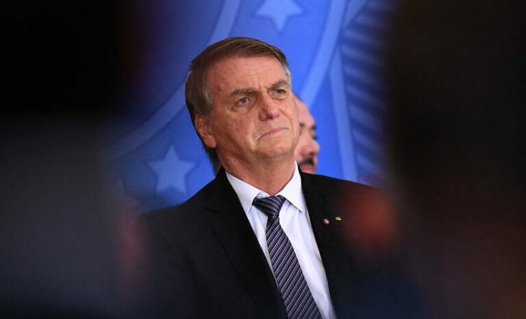 Brazilian President Jair Bolsonaro gestures during the inauguration ceremony of new ministers at the Planalto Palace in Brasilia, on March 31, 2022. - Bolsonaro on Thursday fired key ministers who will contest the October elections, including his possible running mate for defence, in a ceremony in which he praised the last military dictatorship. (Photo by EVARISTO SA / AFP) (KEYSTONE/AFP/EVARISTO SA)