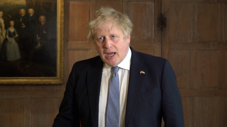 Screengrab taken from PA Video of Prime Minister Boris Johnson delivering a statement at his country residence Chequers, in Buckinghamshire, following the announcement that he and Chancellor Rishi Sunak will be fined as part of a police probe into allegations of lockdown parties held at Downing Street. Picture date: Tuesday April 12, 2022. (KEYSTONE/PRESS ASSOCIATION IMAGES/Marc Ward)