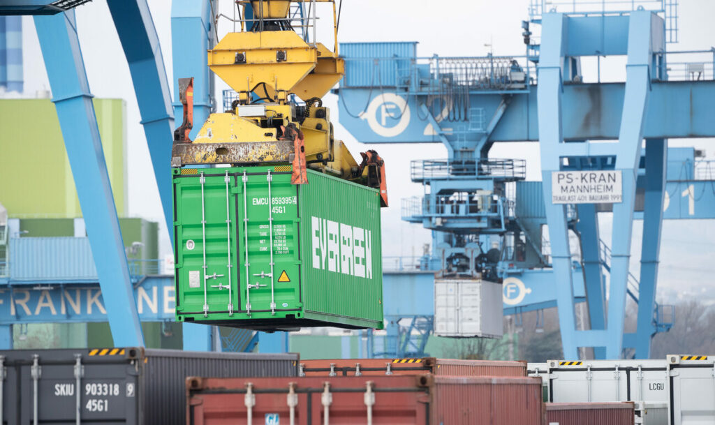ARCHIV - 30.03.2022, Rheinland-Pfalz, Mainz: Container werden an einem Container Terminal des Mainzer Hafens bewegt. Die Weltwirtschaft wird in diesem Jahr vor allem wegen des Kriegs in der Ukraine deutlich langsamer wachsen. (zu dpa «IWF senkt wegen Krieg in der Ukraine globale Wachstumsprognose») Foto: Sebastian Gollnow/dpa +++ dpa-Bildfunk +++ (KEYSTONE/DPA/Sebastian Gollnow)