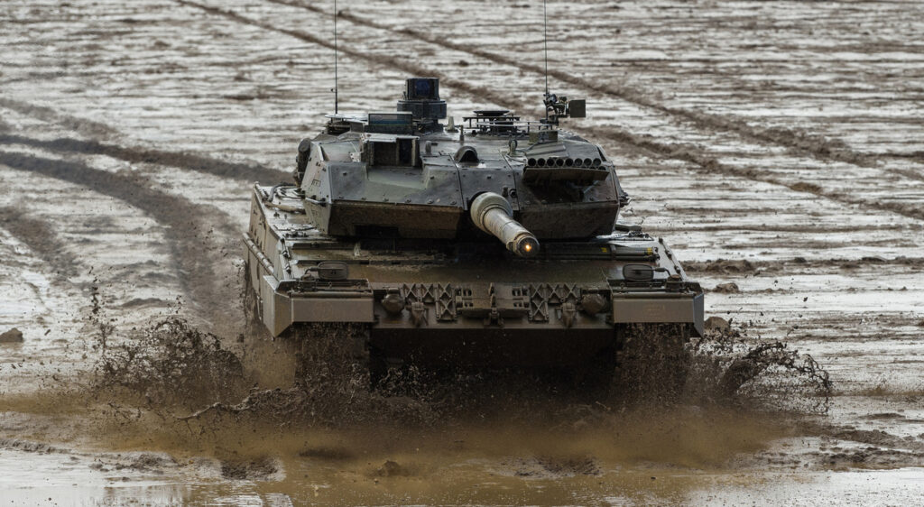 ARCHIV - 07.02.2022, Niedersachsen, Munster: Ein Kampfpanzer der Bundeswehr vom Typ Leopard 2A6 fährt während einer Gefechtsvorführung über den Übungsplatz. Die CDU/CSU-Bundestagsfraktion will mit einem Antrag im Bundestag die Bundesregierung zu Bewegung in der Frage von Lieferungen schwerer Waffen an die Ukraine drängen. (Zu dpa 
