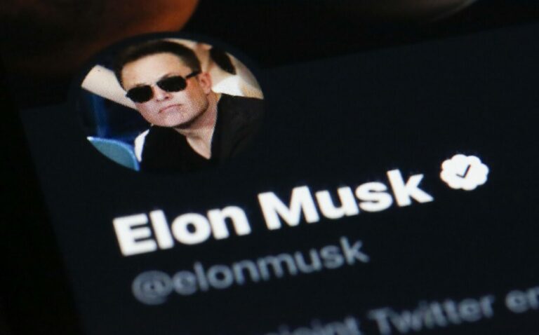 ©Sebastien Muylaert/MAXPPP - Paris 26/04/2022 Illustration du rachat de Twitter par Elon Musk. Le directeur general de Tesla et de SpaceX a acheté le réseau social pour 44 milliards de dollars. Paris, 26.04.2022 -.... Illustration of Elon Musk's takeover of Twitter. (KEYSTONE/MAXPPP/Sébastien Muylaert )