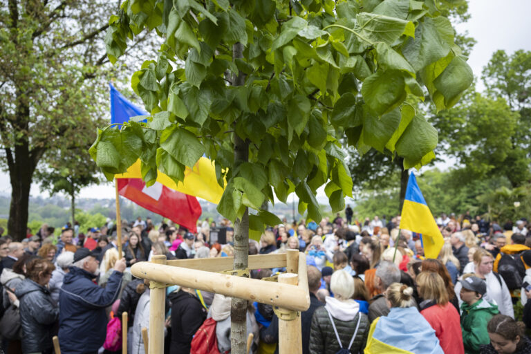 Fluechtlinge aus der Ukraine feiern die Pflanzung einer Friedenslinde als Zeichen fuer den Frieden und der Solidaritaet mit der Ukraine, am Freitag, 6. Mai 2022, auf der kleinen Schanze in Bern. (KEYSTONE/Peter Klaunzer)