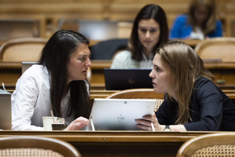 Tiana Angelina Moser, GLP-ZH, links, diskutiert mit Corina Gredig, GLP-ZH, waehrend der Sondersession des Nationalrats, am Mittwoch, 11. Mai 2022 im Nationalrat in Bern. (KEYSTONE/Peter Klaunzer)