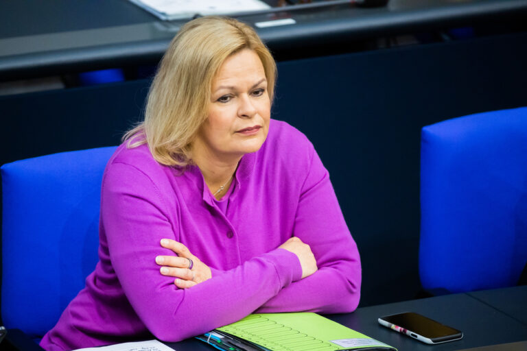 13 May 2022, Berlin: Nancy Faeser (SPD), Federal Minister of the Interior and Home Affairs, sits on the government bench in the plenary session of the German Bundestag. The agenda includes deliberations on the 2022 pension adjustment, the abolition of the ban on abortion advertising, the suspension of Hartz IV sanctions and the reduction of the energy tax on fuels. Photo: Christoph Soeder/dpa (KEYSTONE/DPA/Christoph Soeder)