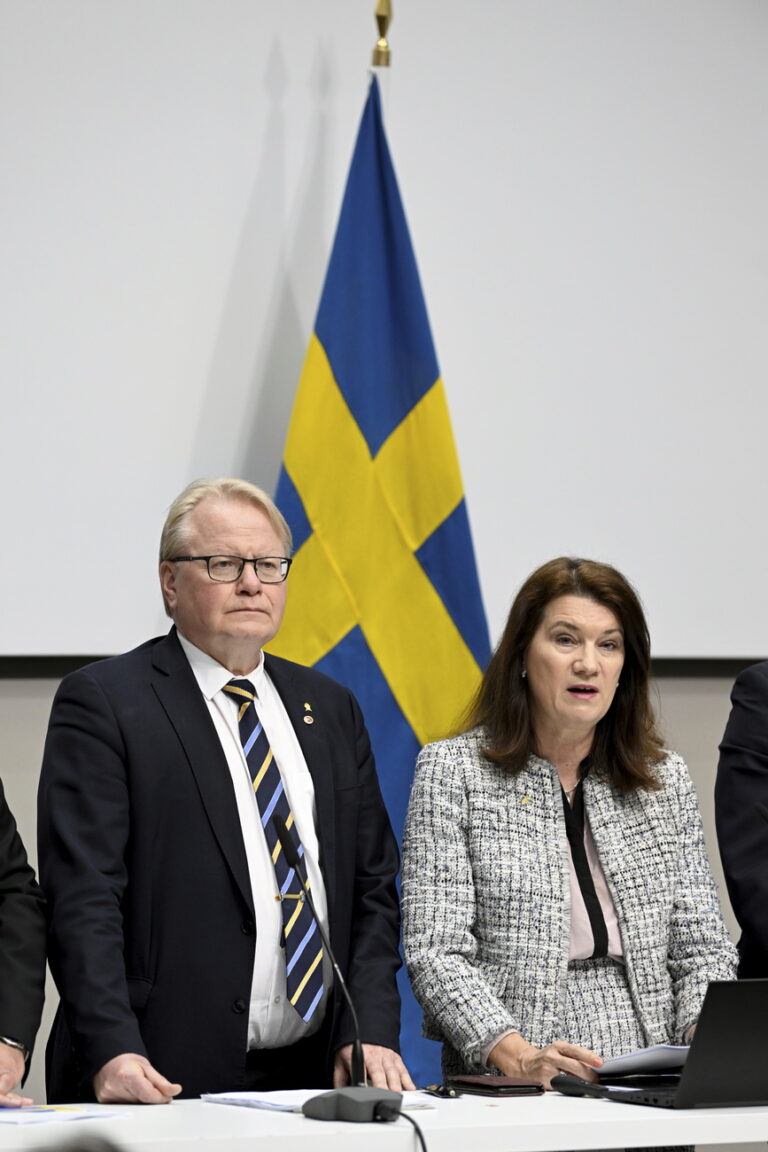 Minister of Defense Peter Hultqvist (L) and Minister of Foreign Affairs Ann Linde present a security policy analysis during a press conference in Stockholm, Sweden, on May 13, 2022. The Government's security policy analysis assesses that NATO membership increases security for Sweden...Photo: Henrik Montgomery / TT code 10060...... (KEYSTONE/TT News Agency/Henrik Montgomery/TT)