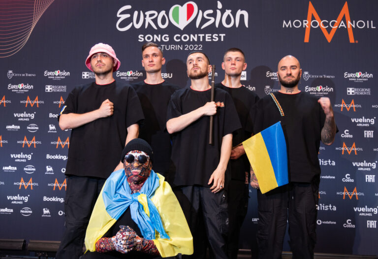 15 May 2022, Italy, Turin: Kalush Orchestra from Ukraine poses after winning the Eurovision Song Contest (ESC) at the final press conference. The international music competition is being held for the 66th time. There are 25 songs in the final out of the original 40 musical entries. Germany came in last place. Photo: Jens Büttner/dpa (KEYSTONE/DPA/Jens Büttner)
