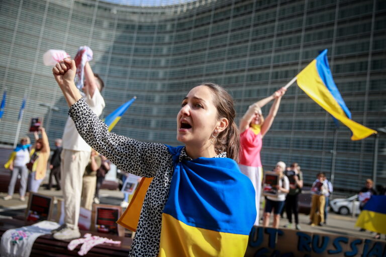 epa09950422 Ukrainian nationals demonstrate in front of the European Council during a foreign affairs ministers council to demand a boycott of Russian oil, in Brussels, Belgium, 16 May 2022. EPA/STEPHANIE LECOCQ