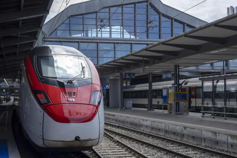 Ein frisch auf den Namen Basel-Stadt getaufter Giruno steht im Bahnhof Basel SBB im Rahmen der Jubilaeumsfestivitaeten 175 Jahre Schweizer Bahnen in Basel, am Samstag, 21. Mai 2022. (KEYSTONE/Georgios Kefalas)