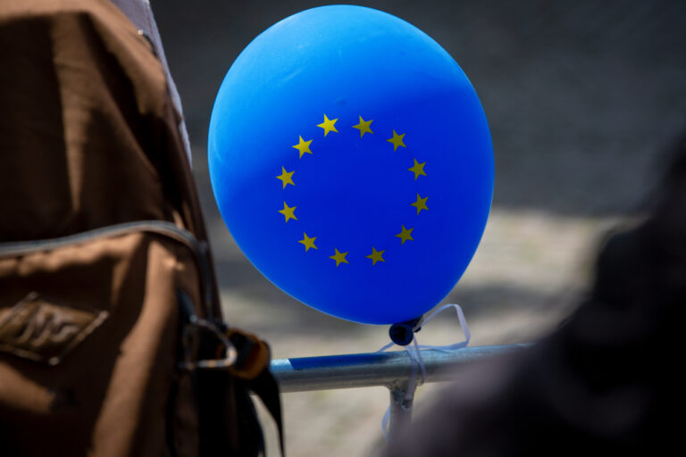 EU, Europa, blauer Luftballon mit gelben Sternen als Symbol der europäischen Union. Fahne der europäischen Union (KEYSTONE/CHROMORANGE/Martin Schroeder)