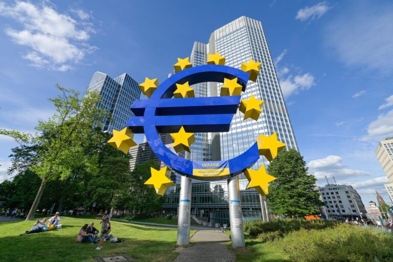 Euro Logo, Eurotower, EZB, Kaiserstrasse, Frankfurt am Main, Hessen, Deutschland. Euro Logo, Eurotower, ECB, Kaiserstrasse, Frankfurt am Main, Hesse, Germany. (KEYSTONE/imageBROKER/Schoening)