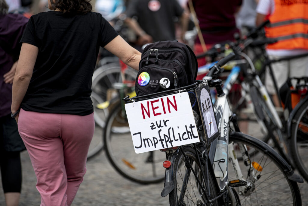 Widerstand wirkt: Die Regierung von Österreich anerkennt ihr Scheitern und beerdigt die Impf-Pflicht – vorerst