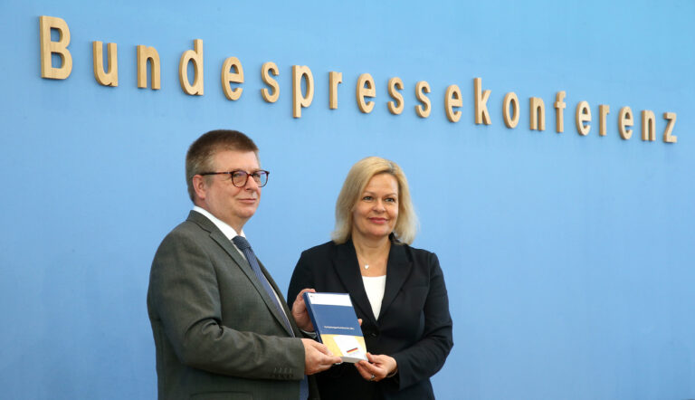 dpatopbilder - 07.06.2022, Berlin: Nancy Faeser (SPD), Bundesinnenministerin, und Thomas Haldenwang, Präsident des Bundesamtes für Verfassungsschutz, nehmen an der Vorstellung Verfassungsschutzbericht 2021 vor der Bundespressekonferenz teil. Foto: Wolfgang Kumm/dpa +++ dpa-Bildfunk +++ (KEYSTONE/DPA/Wolfgang Kumm)