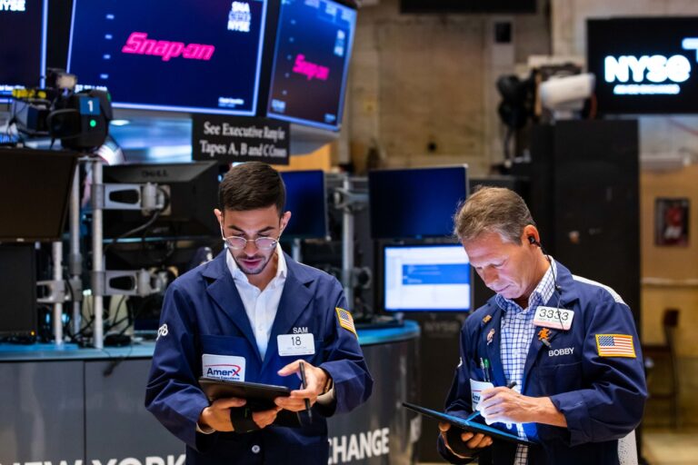 (220611) -- NEW YORK-, June 11, 2022 (Xinhua) -- Traders work at the New York Stock Exchange (NYSE) in New York, the United States, June 10, 2022. U.S. stocks fell sharply on Friday as investors fretted about surging inflation.. The Dow Jones Industrial Average tumbled 880.00 points, or 2.73 percent, to 31,392.79. The S&P 500 decreased 116.96 points, or 2.91 percent, to 3,900.86. The Nasdaq Composite Index shed 414.21 points, or 3.52 percent, to 11,340.02. (David Nemec/NYSE/Handout via Xinhua) (KEYSTONE/XINHUA/David L. Nemec)