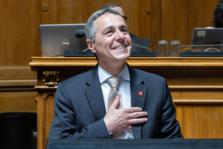 Bundespraesident Ignazio Cassis verbeugt sich im Nationalratssaal an der Sommersession der Eidgenoessischen Raete, am Montag, 13. Juni 2022, in Bern. (KEYSTONE/Peter Schneider)