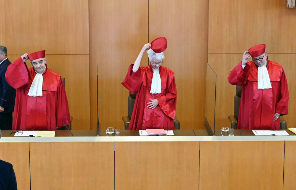 15 June 2022, Baden-Wuerttemberg, Karlsruhe: The Second Senate at the Federal Constitutional Court, (l-r) Peter Müller, Doris König (chair) and Peter M. Huber, announce the verdict on statements critical of the AfD made by then-Chancellor Angela Merkel (CDU) after the 2020 Thuringian elections. According to the verdict, the statements violated the right to equal opportunities for political parties. Photo: Uli Deck/dpa (KEYSTONE/DPA/Uli Deck)