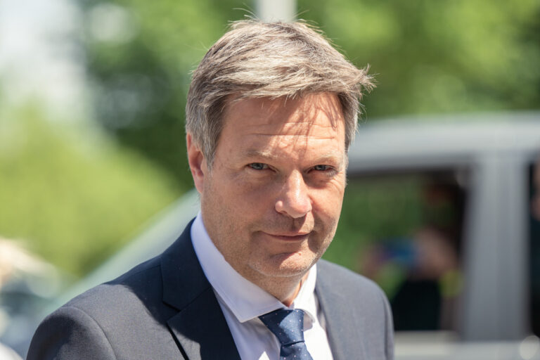 16 June 2022, Bremen: Robert Habeck (Bündnis 90/Die Grünen), Vice Chancellor and Federal Minister for Economic Affairs and Climate Protection, looks into the camera for a photo. Photo: Mohssen Assanimoghaddam/dpa (KEYSTONE/DPA/Mohssen Assanimoghaddam)