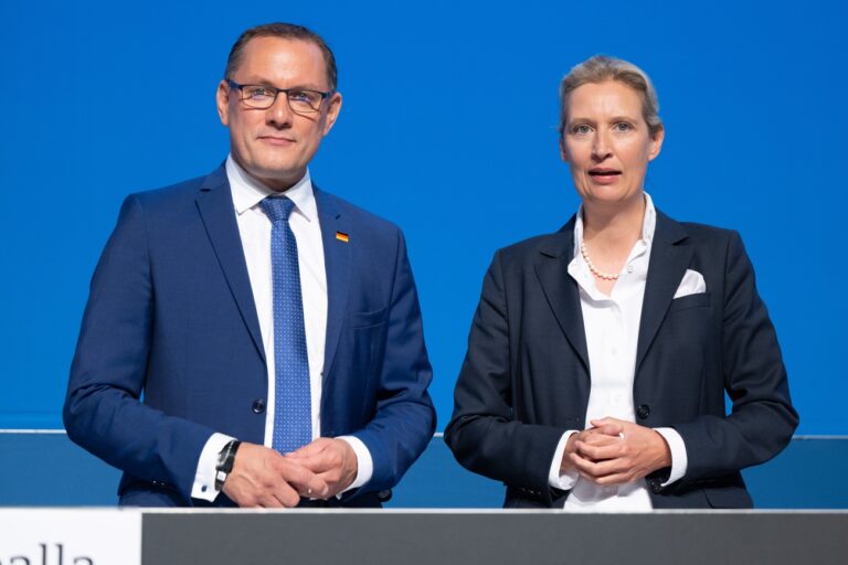 17.06.2022, Sachsen, Riesa: Tino Chrupalla, AfD-Bundesvorsitzender und Fraktionsvorsitzender der AfD, und Alice Weidel, Fraktionsvorsitzende der AfD, stehen vor Beginn des Bundesparteitag der AfD in der Sachsenarena auf der Bühne. Auf dem Parteitag soll unter anderem über den künftigen Bundesvorstand entschieden werden.5 Foto: Sebastian Kahnert/dpa +++ dpa-Bildfunk +++ (KEYSTONE/DPA/Sebastian Kahnert)