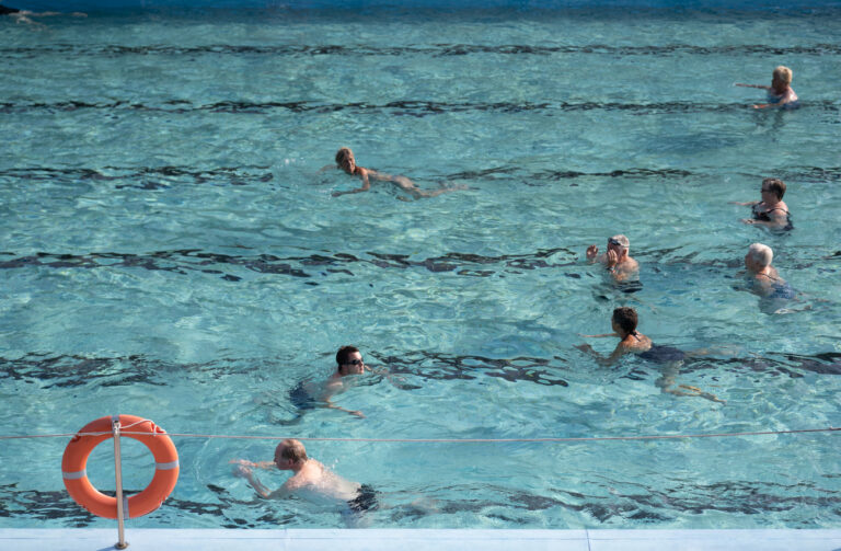18.06.2022, Niedersachsen, Weener: Zahlreiche Menschen schwimmen im Freibad «Friesenbad», dank Fernwärme können die Badegäste schon ab acht Uhr ins Becken. Die Wassertemperatur beträgt kontinuierlich 29 Grad. Foto: Lars Klemmer/dpa +++ dpa-Bildfunk +++ (KEYSTONE/DPA/Lars Klemmer)