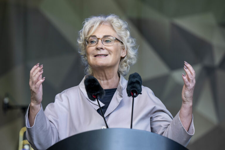 25.06.2022, Nordrhein-Westfalen, Warendorf: Verteidigungsministerin Christine Lambrecht (SPD) eröffnet den Tag der Bundeswehr. Auf dem Areal am Lohwall präsentierten sich rund 50 weitere Organisationen und Aussteller. Außerdem findet dort das Finale der Deutschen Reservistenmeisterschaft statt. Foto: David Inderlied/dpa +++ dpa-Bildfunk +++ (KEYSTONE/DPA/David Inderlied)