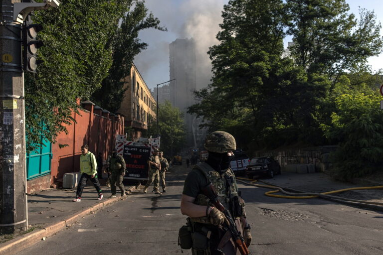 epa10034658 Ukrainian soldiers stand guard on a site following Russian airstrikes in the Shevchenkivskiy district of Kyiv (Kiev), Ukraine, 26 June 2022. Multiple airstrikes hit the center of Kyiv in the morning. Russian troops on 24 February entered Ukrainian territory, starting the conflict that has provoked destruction and a humanitarian crisis. EPA/ROMAN PILIPEY