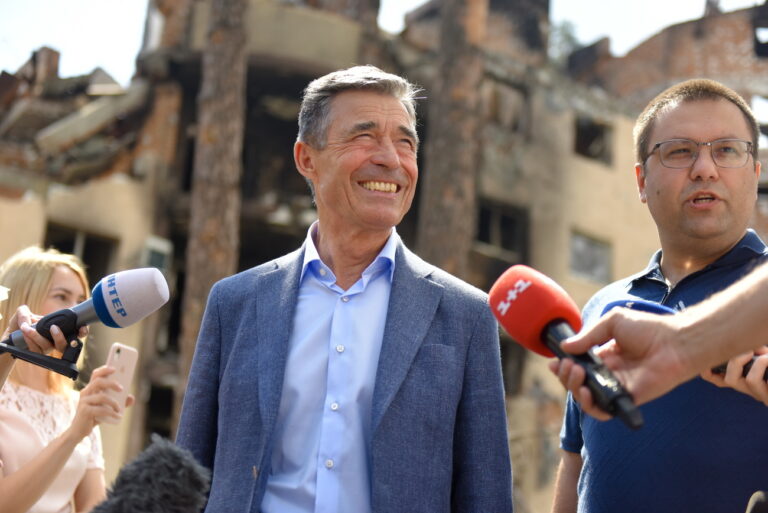 epa10045199 Former NATO Secretary General Anders Fogh Rasmussen (C) speaks to the press near damaged buildings during a visit to Irpin, outskirts of Kyiv (Kiev), Ukraine, 01 July 2022. The areas surrounding Kyiv have been the target of heavy shelling since February 2022, when Russian troops entered Ukraine starting a conflict that has provoked destruction and a humanitarian crisis. EPA/OLEG PETRASYUK