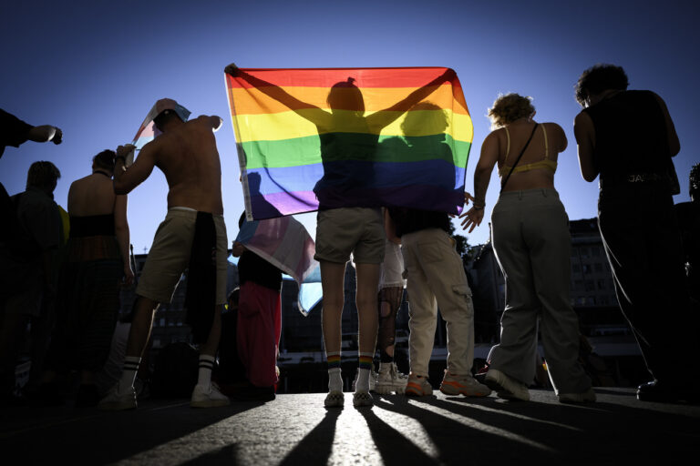 Des manifestants prennent part a une marche des fiertes queer, anticapitaliste, antiraciste et revolutionnaire pour une meilleure representation des communautes LGBTQIA+ organisee par l?association « Pride de Nuit », ce samedi 2 juillet 2022 a Lausanne. Environ 4000 personnes ont pris part a la Pride. (KEYSTONE/Gabriel Monnet)