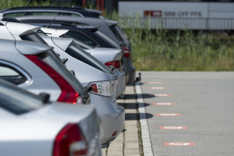 Parkierte Autos beim Park + Rail, fotografiert am Mittwoch, 6. Juli 2022 am Bahnhof Sargans. (KEYSTONE/Christian Beutler)