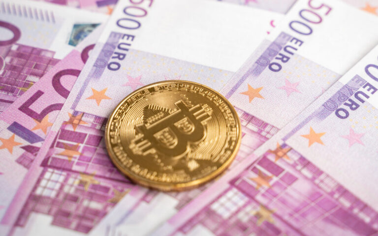 Bitcoin Crypto Währung Goldmünze liegt auf 500 Euro Geldscheinen, Wert, Geldanlage und Investition der digitalen Cryptowährung Bit Coin (KEYSTONE/CHROMORANGE/Michael Bihlmayer)