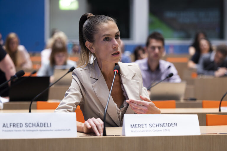 Meret Schneider, Nationalraetin GP-ZH, spricht waehrend einer Medienkonferenz des JA-Komitees 