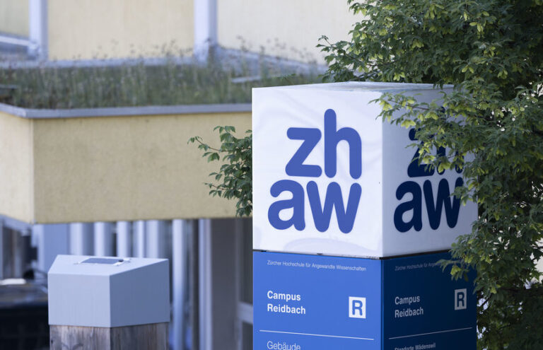 Logo-Saeule der Zuercher Hochschule fuer Angewandte Wissenschaften (ZHAW) auf dem Tuwag-Areal, fotografiert am Mittwoch, 6. Juli 2022, in Waedenswil. Auf dem historischen Tuwag-Areal wurde der Waermeverbund durch Energie 360° saniert und erweitert. Die Zweistoff-Heizung, die mit Oel und Gas funktionierte, wurde durch eine oekologische Holzschnitzelheizung ersetzt. Geheizt wird heute mit Holzschnitzeln aus umliegenden Waeldern. Auf dem rund 38000 m2 grossen Areal befinden sich Gewerbe-, Dienstleistungs- und Wohnraeume. Etwa 70 KMU sind angesiedelt sowie die Zuercher Hochschule fuer Angewandte Wissenschaften (ZHAW). (KEYSTONE/Christian Beutler)