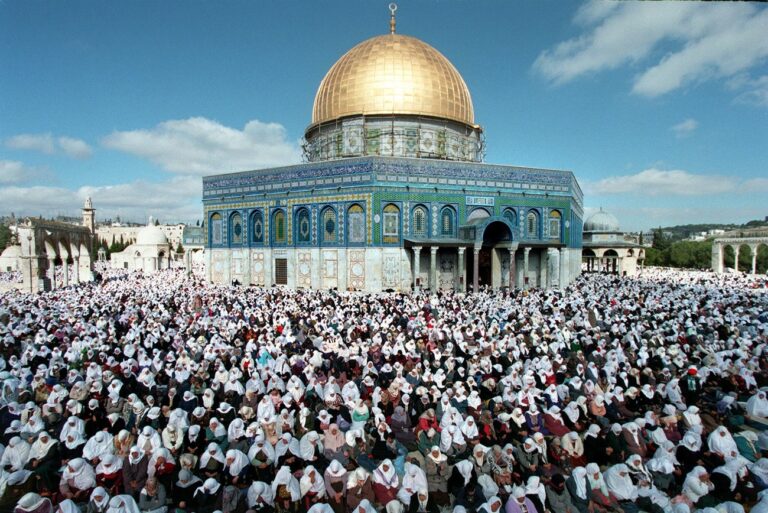 JEUSALEM: Palestinian women pray in front of the Dome of The Rock as more than 100,000 Moslems take part in the first weekly Friday prayers of Ramadan January 02, at the Al-Aqsa mosque compound in Jerusalem's Old City. Tight Israeli security measures were in force to control the large crowd. (KEYSTONE/- PHOTO/AFP/Awad Awad)