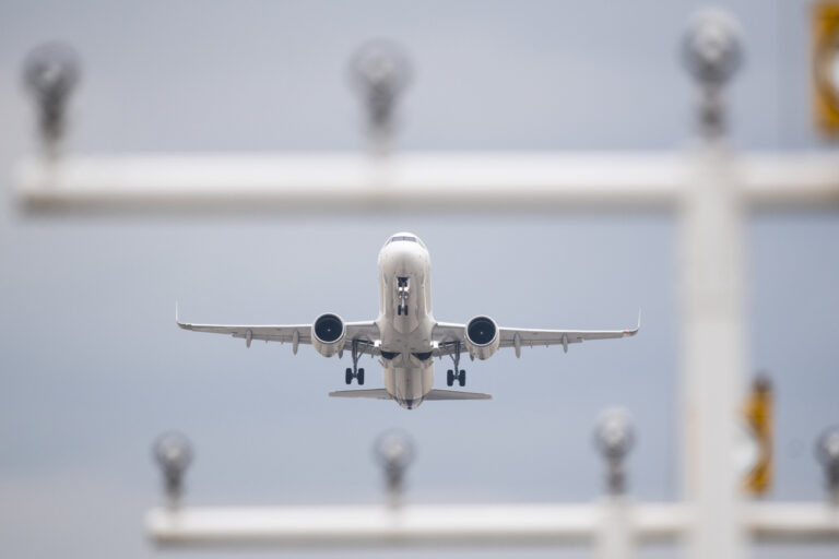 01.08.2022, Brandenburg, Schönefeld: Ein Flugzeug der Fluggesellschaft Lufthansa startet am Flughafen Berlin Brandenburg (BER). Die Piloten der Lufthansa haben in einer Urabstimmung für einen Streik gestimmt. Foto: Christophe Gateau/dpa +++ dpa-Bildfunk +++ (KEYSTONE/DPA/Christophe Gateau)