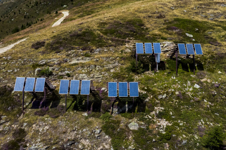 Une vue sur les panneaux solaires installes sur des paravalanches dans les alpes valaisannes le mercredi 3 aout 2022 a Bellwald. Les panneaux photovoltaiques produisent de l'energie renouvelable en participant au mixte energetique de la Suisse. (KEYSTONE/Jean-Christophe Bott)