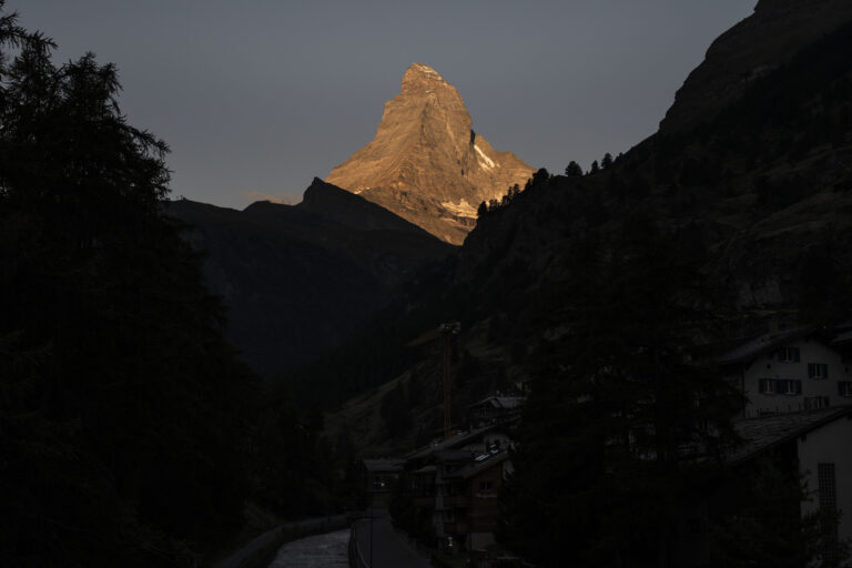 Die letzten Sonnenstrahlen des Tages erhellen das Matterhorn, fotografiert am Montag, 25. Juli 2022 in Zermatt. (KEYSTONE/Christian Beutler)